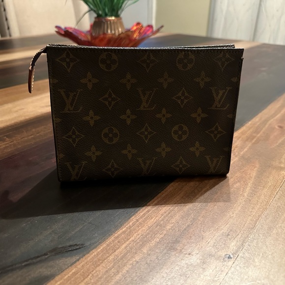 Louis Vuitton Toiletry 19 - Picture 2 of 6